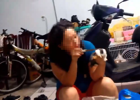 疑似患有憂鬱症女子拿刀虐殺兔仔，影片曝光引發網友暴怒肉搜。 圖:翻攝臉書