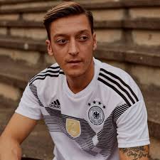 厄齊爾（Mesut Ozil）今發布聲明，表示因為受到「種族歧視」對待，決定退出德國國家隊。 圖 : 翻攝自臉書
