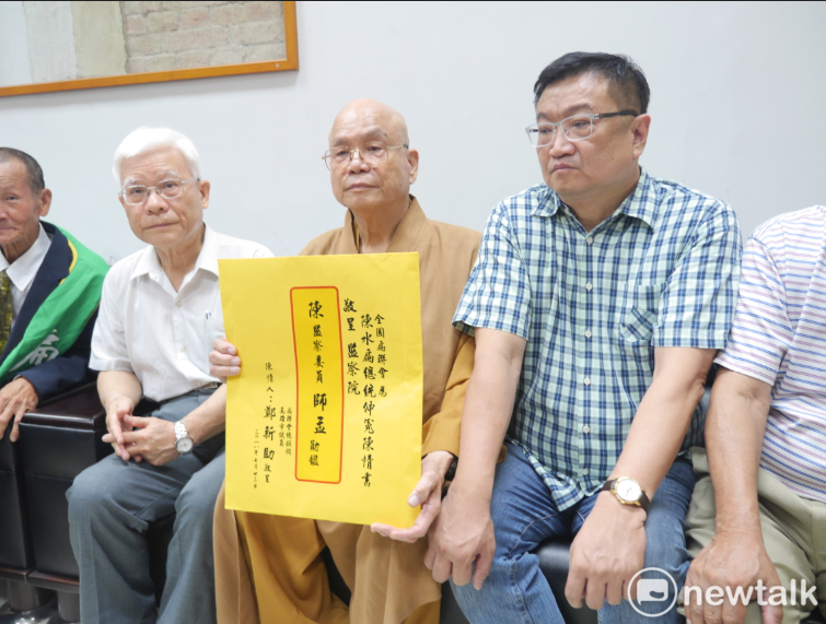 鄭新助遞交陳情書。 圖/聶良恩攝