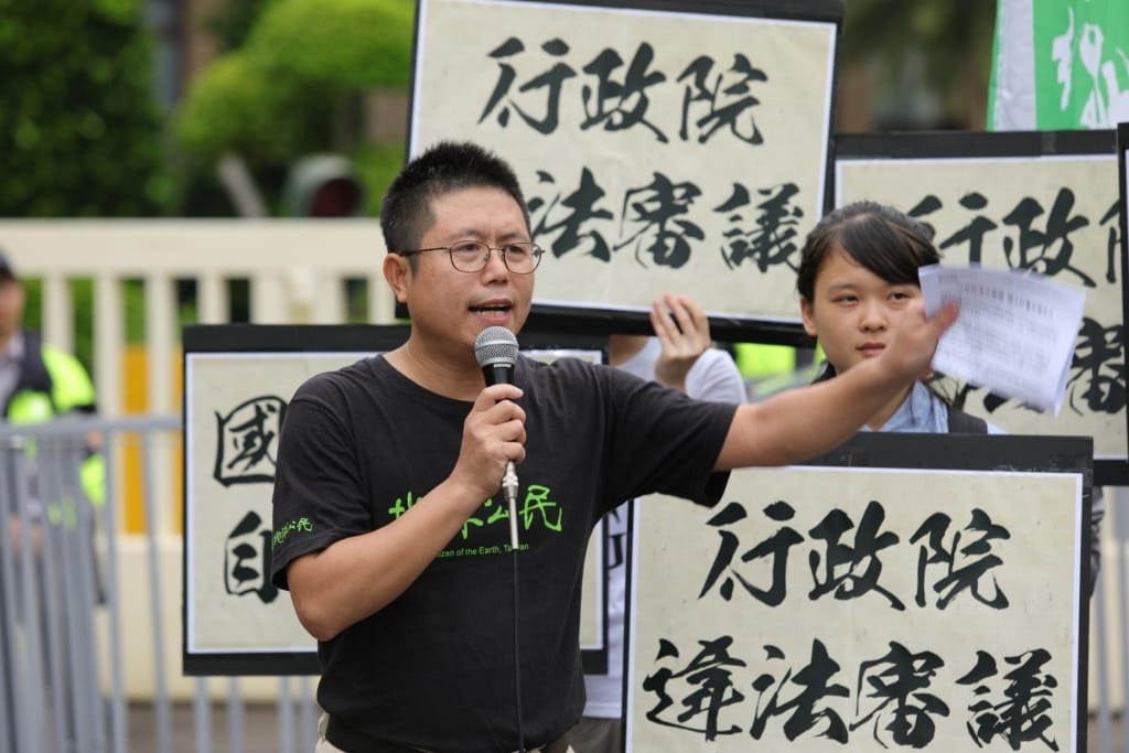 地球公民基金會執行長李根政表示審議紀錄的大幅刪節決定，僅是主席一言堂裁示，全國國土計畫審議會成橡皮圖章。 圖：地球公民基金會／提供