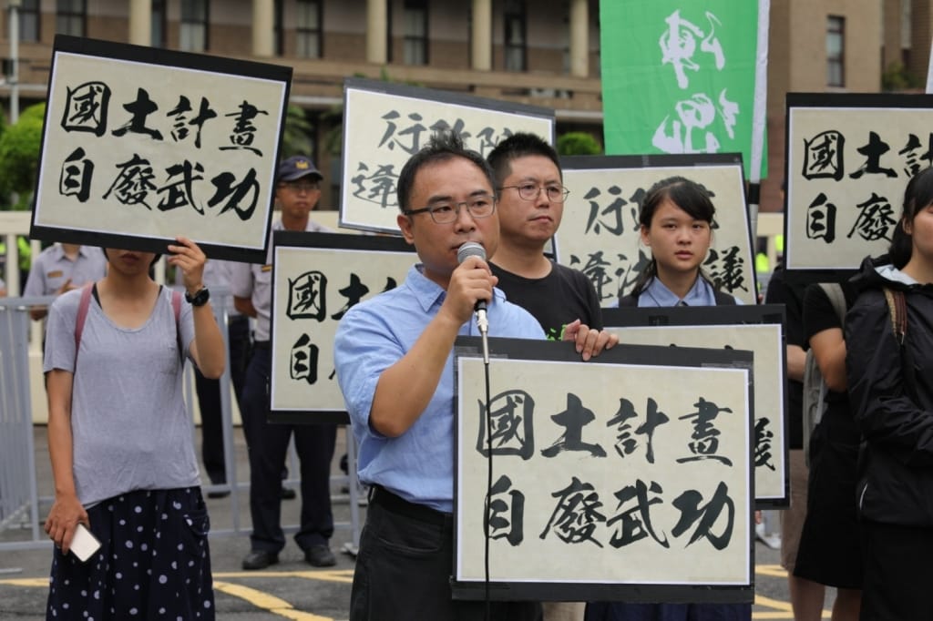台灣環境資訊協會秘書長陳瑞賓說明，資訊透明是一、決策程序清楚透明 二、決策的理由要清楚透明，不是讓民間共識比不上長官一句話。 圖：地球公民基金會／提供