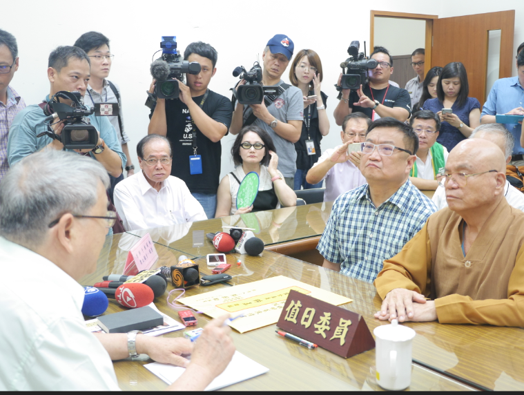 鄭新助今天上午率成員與扁迷，到監察院向監委陳師孟陳情。 圖／聶良恩攝