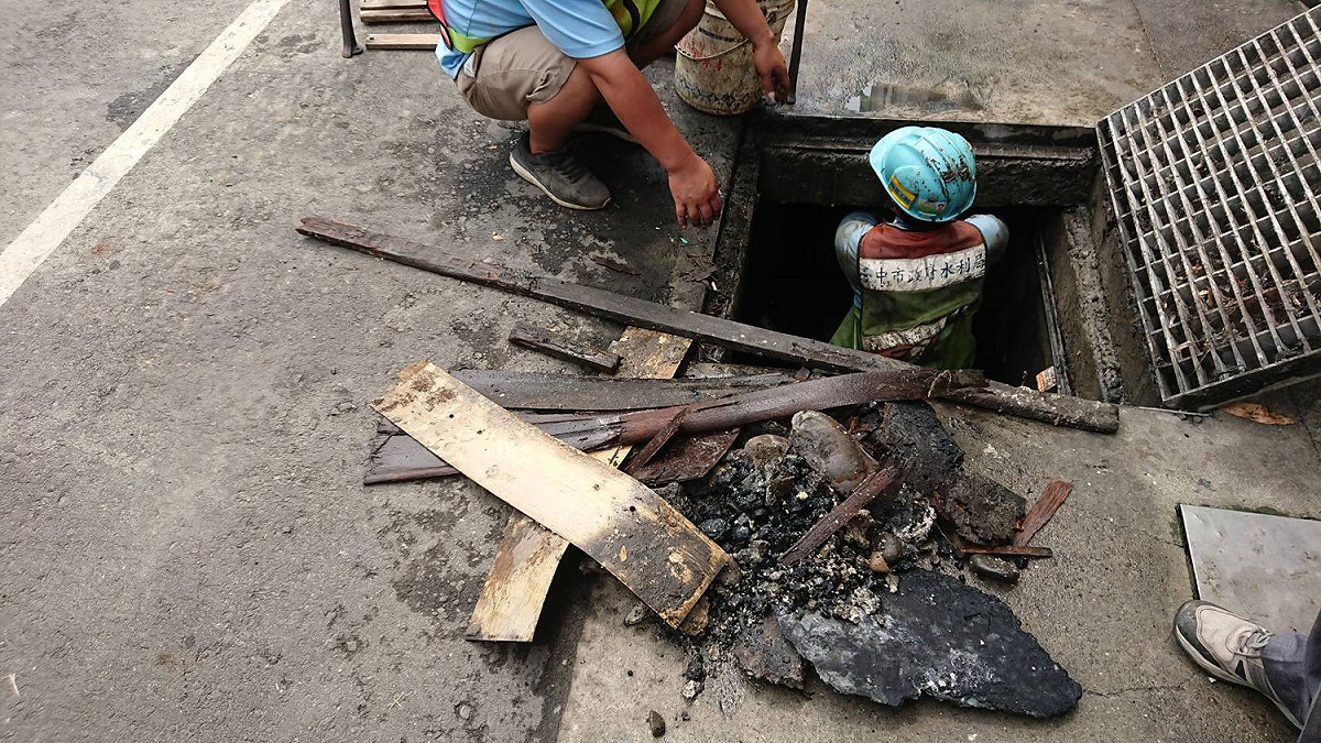 工人清理下水道堵塞物。 圖 : 台中市政府/提供