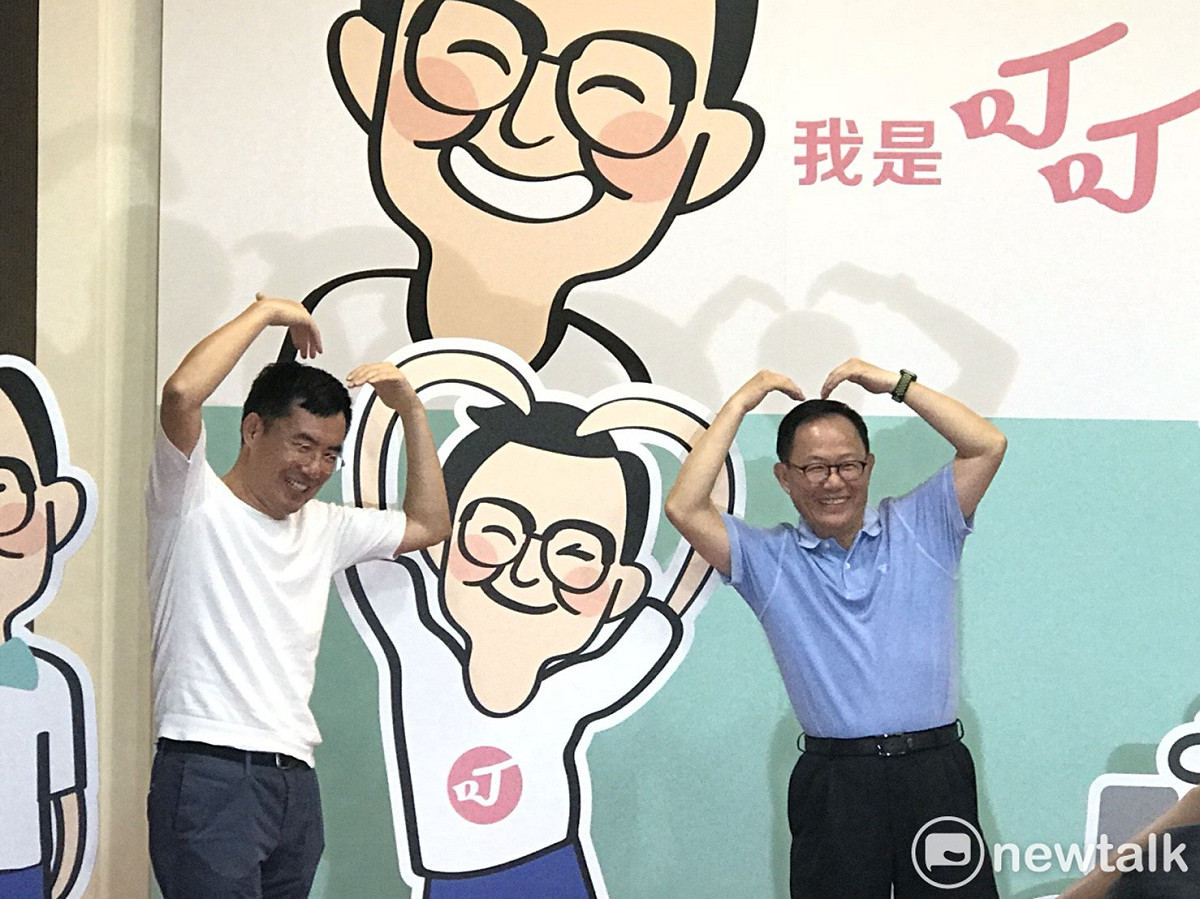 國民黨台北市長參選人丁守中（右）今（23）日公布競選主視覺、Q版叮叮人偶，由郝市府前文化局長張維公（左）操刀設計。 圖：曾薏伃 / 攝
