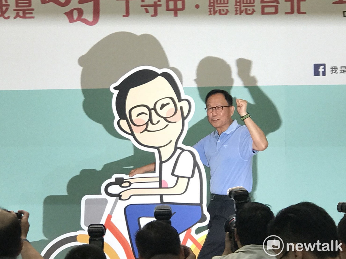 丁守中與「叮叮」Q版人像合影。 圖：曾薏伃 / 攝