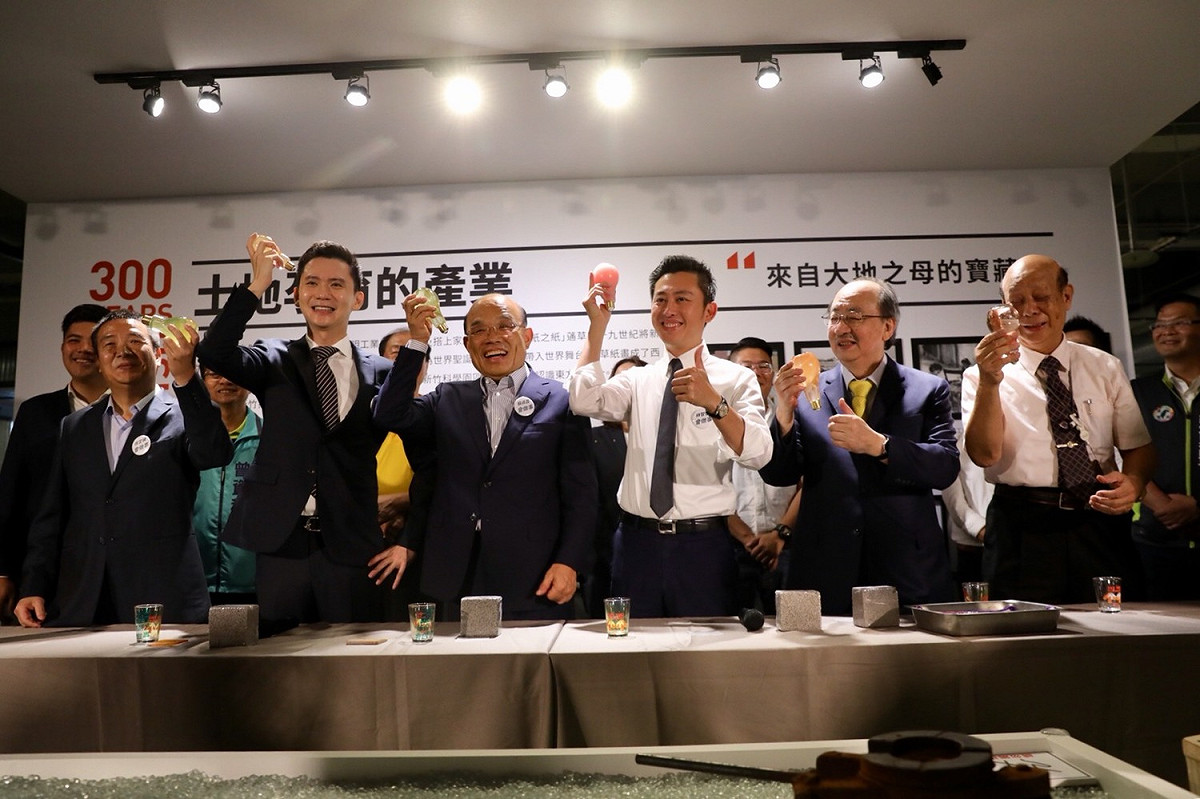 鄭朝方送大家他親自調香的燈泡造型「電火球香水」，期許新北市、新竹市、新竹縣、苗栗縣一起亮起來。 圖：蘇貞昌競選辦公室提供