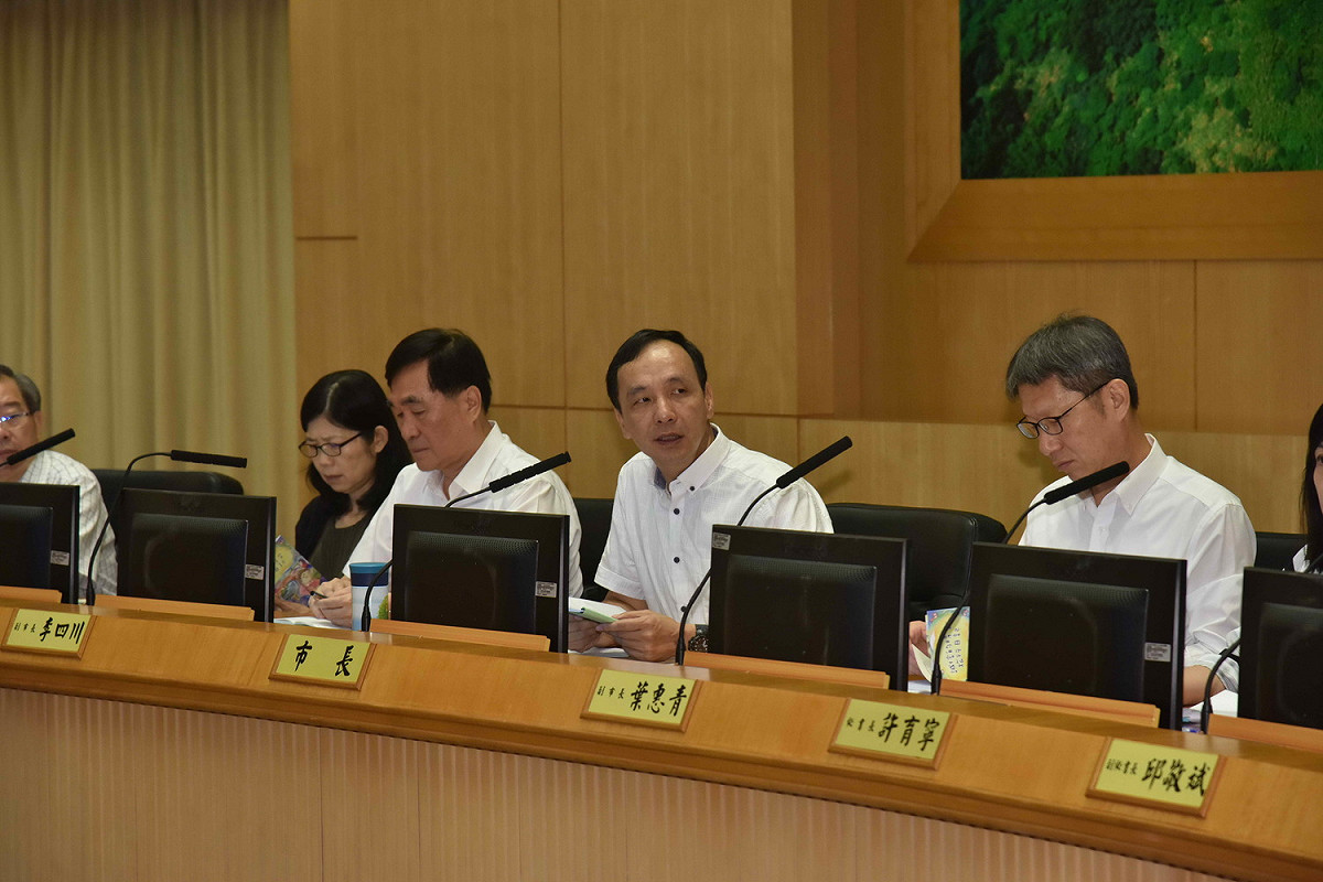 行政院長賴清德日前指新北市的國民運動中心、公托中心是小確幸，新北市長朱立倫今在市政會議主動反擊及回酸賴揆。       
 圖：王峻昌/攝