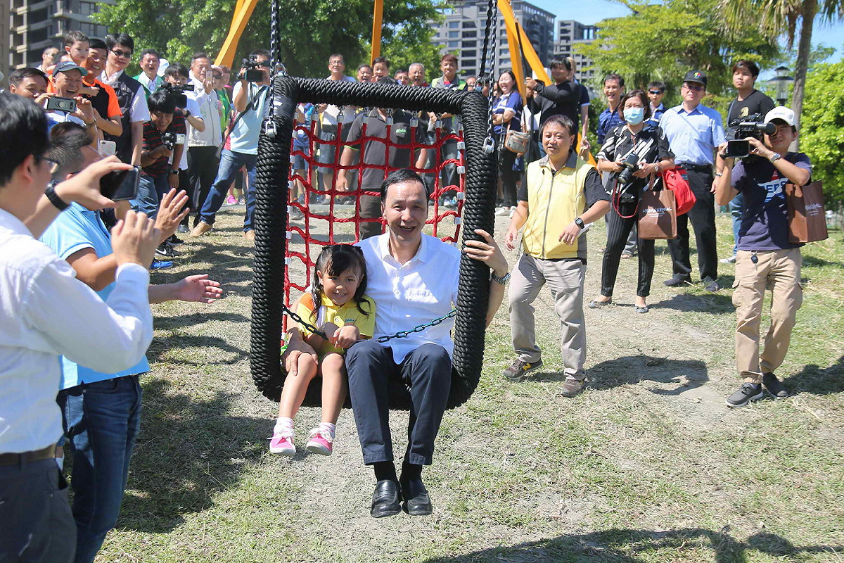 新北市府7月20日啟用「三重集賢環保公園」兒童遊戲場，朱立倫到場主持，並在今天舉例為「市民的小確幸就是市府的大任務」。 圖：新北市府提供