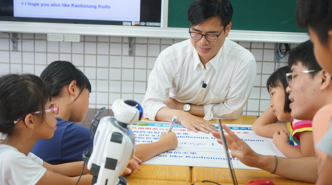 陳其邁與三埤國小的孩子們共同體驗台語及數學的數位課程教學活動。 圖/陳其邁辦公室