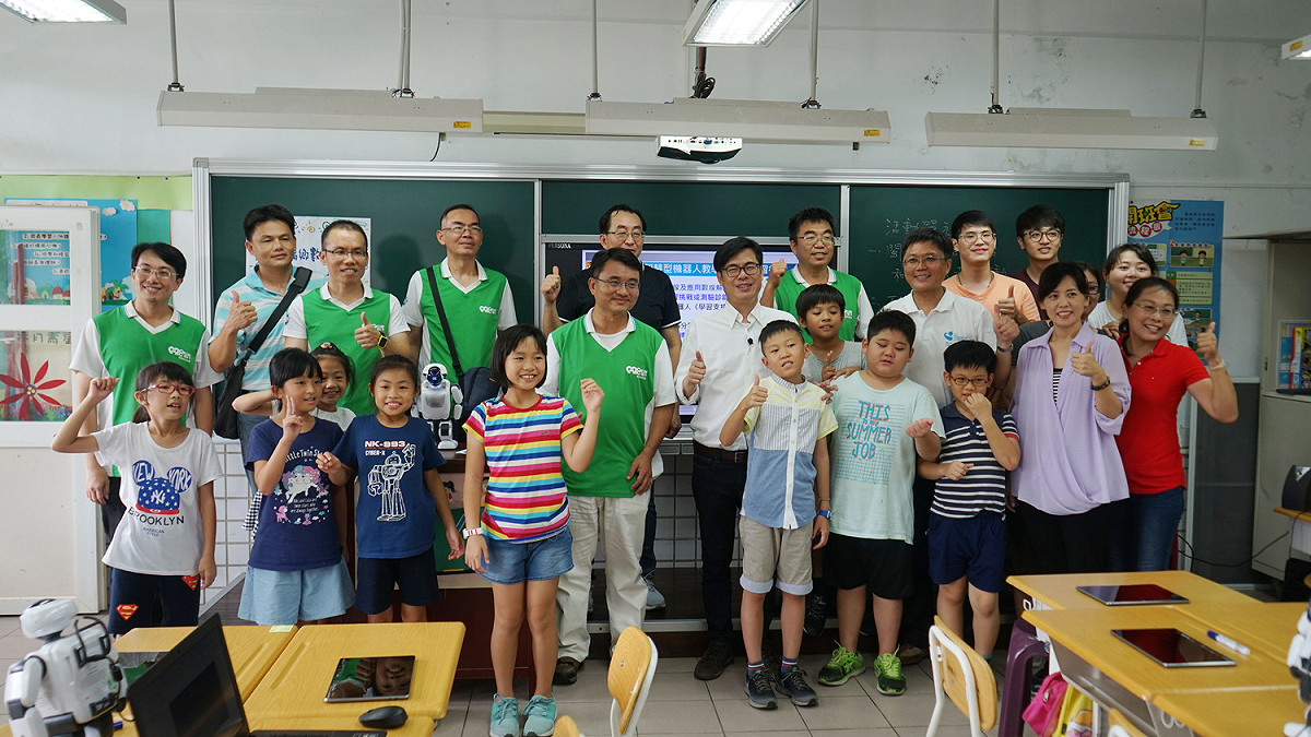 高雄市長參選人陳其邁立委前往路竹三埤國小，與中山大學陳以亨教授、台南大學李健興教授、三埤國小曾建勳校長、進行創新教育座談，探討解決偏鄉學校數位教學落後的問題。 圖/陳其邁辦公室
