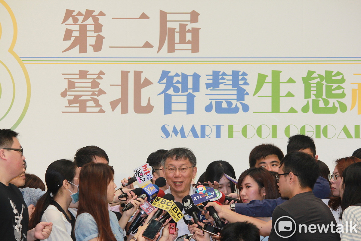 台北市長柯文哲的競選辦公室「小樹屋」被爆違反土管，讓柯團隊面臨搬家命運。柯文哲今日說，他認為台北市的共同工作空間恐有8成以上都不合法，現在沒人敢租給他。媒體追問有可能採取行動辦公室？柯笑回「在公園辦公喔？」 圖：曾薏伃 / 攝