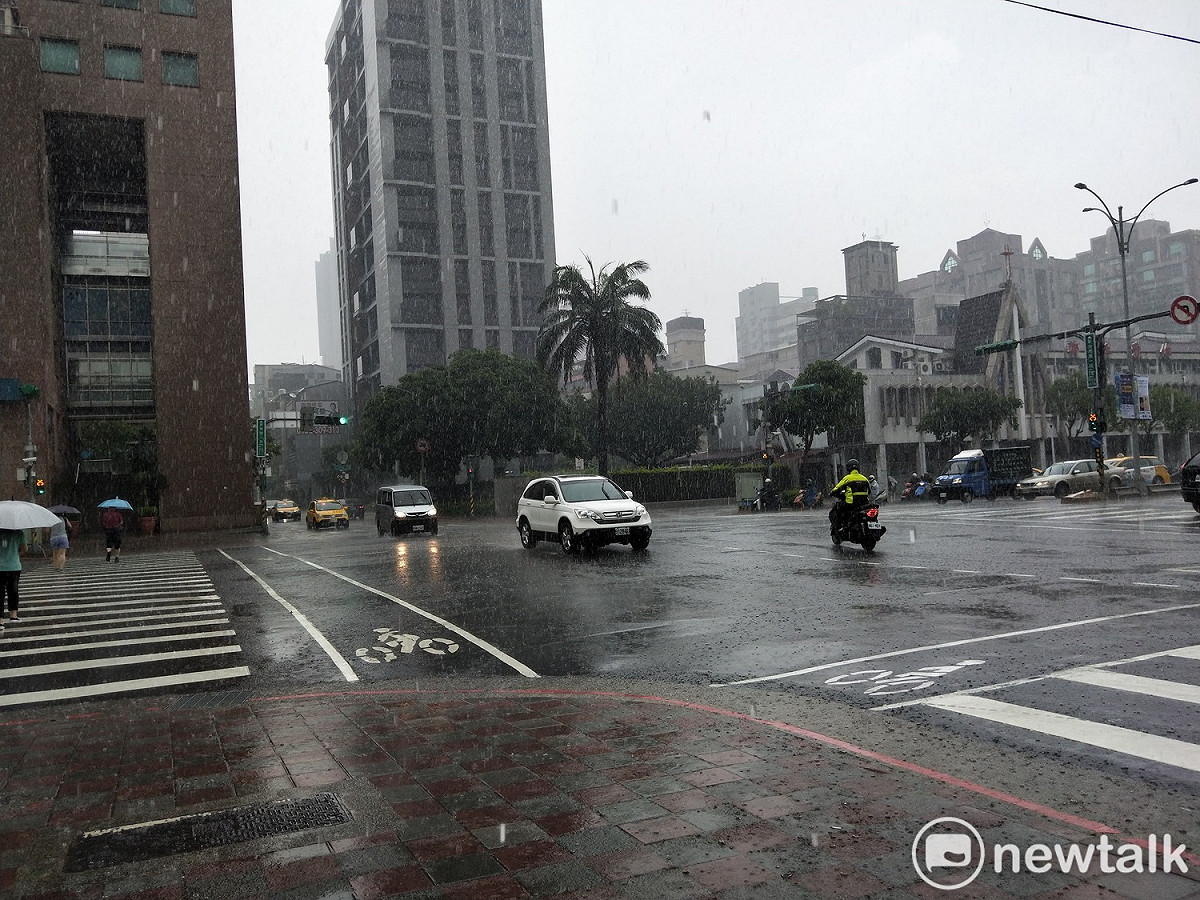 目前因多數地區受到午後雷雨胞發展，且今天雷雨發展狀況較早且旺盛，目前北台灣已多處雷雨交加。 圖：張家綺／攝