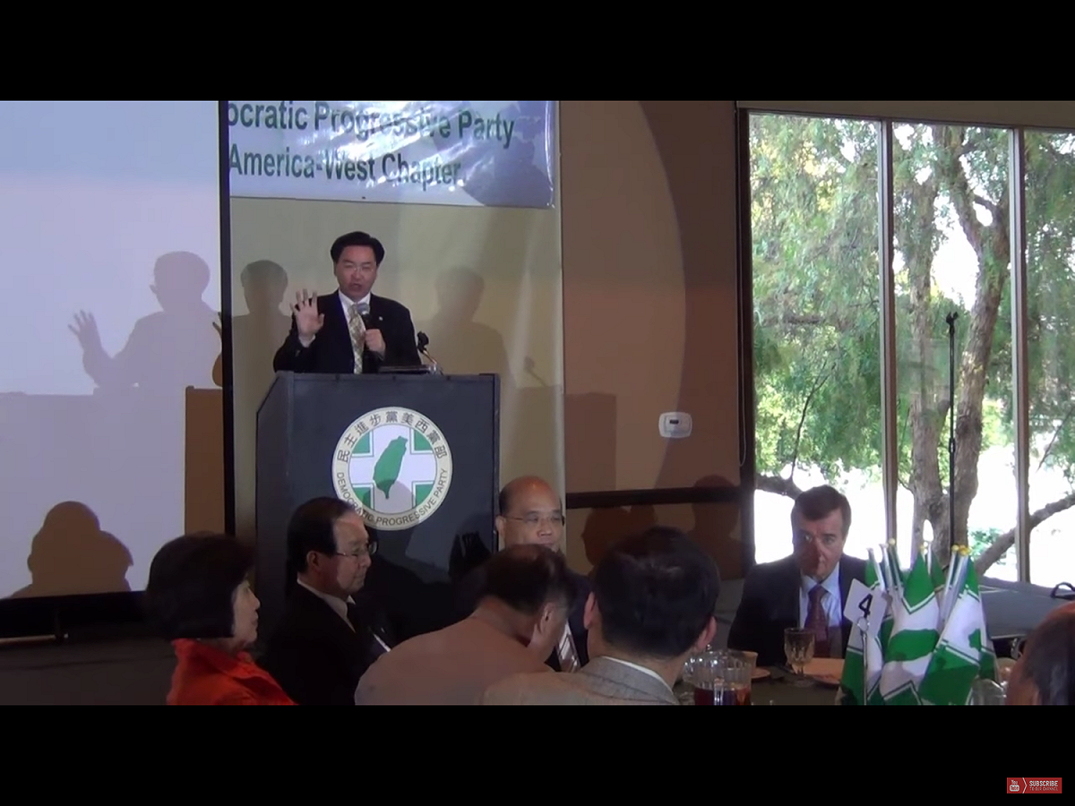文章認為，吳釗燮（圖中後站立演說者）接受專訪的內容，也涉及到臺海、臺美軍事議題。文章指出，臺灣現實的「困境」是，既想走分裂之路，又無力自保，也無足夠決心自保。作者提問，「將臺灣命運交付給美國，結果會是什麼？美國可以依靠嗎？」 圖：翻攝自Youtube（資料照片）