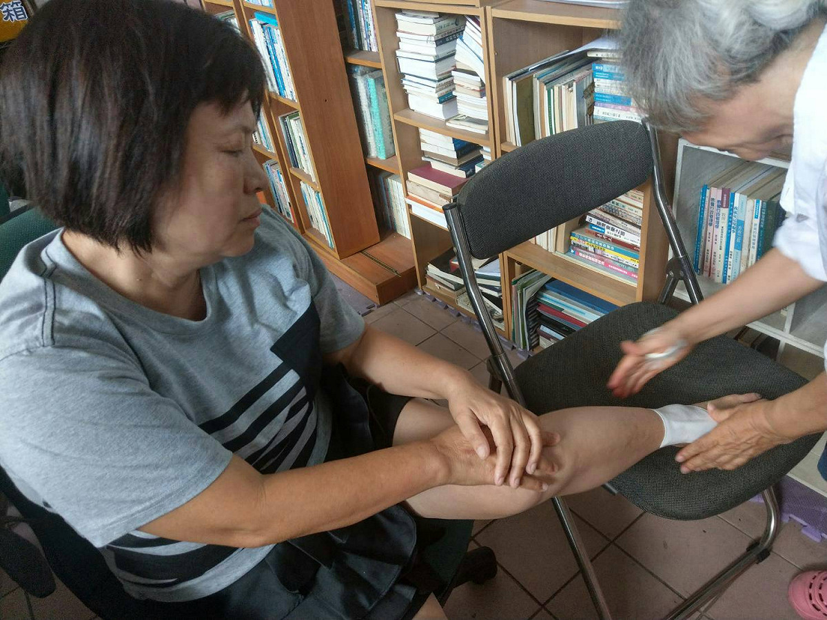 屏東縣議員蔣月惠因抗議屏東縣公勇路拆遷案咬傷女警，一夕爆紅，自己也受了傷。 圖 : 翻攝自網路