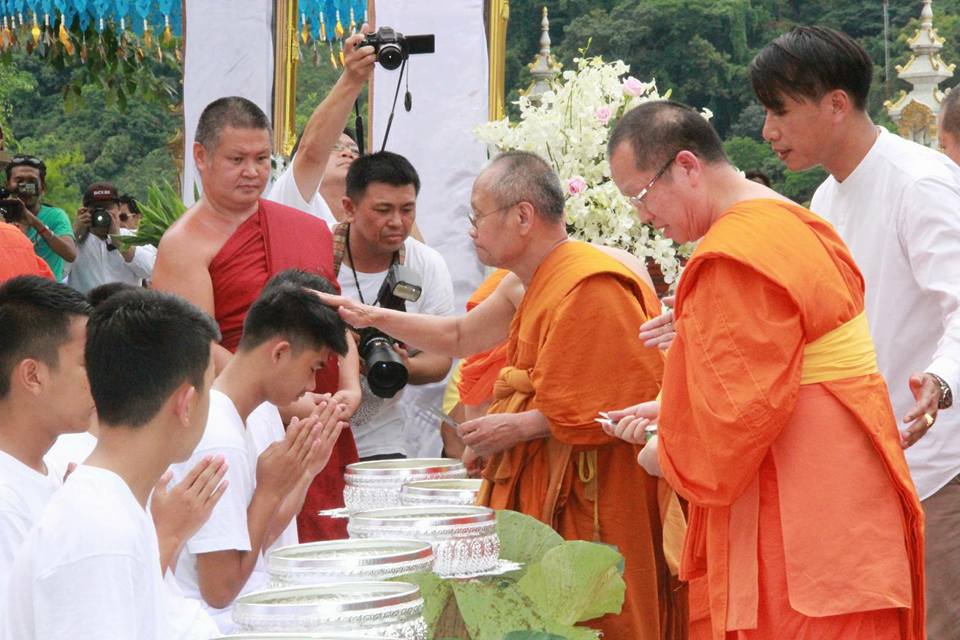 泰國清萊當地Mae Sai區知名寺廟僧侶（右三）為即將剃度的野豬足球隊員祈福，希望他們大難不死，必有後福。 圖：翻攝清萊州臉書
