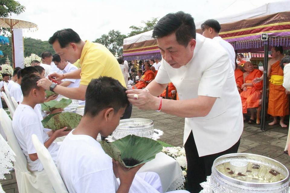 泰國清萊州州長Prachon Pratsakul（右起）為野豬足球少年落髮，小將們將分別住不同佛寺短暫出家。 圖：翻攝清萊州臉書