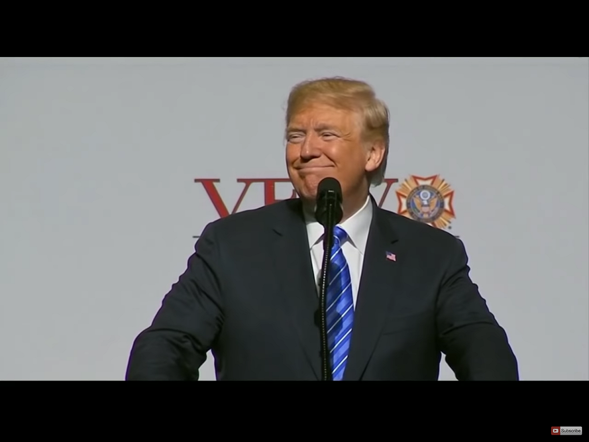 川普在密蘇里州堪薩斯市（Kansas City）對海外作戰退伍軍人（Veterans of Foreign Wars）發表演說表示，新的衛星影像顯示「北韓已開始拆除一個主要飛彈測試場，我們對此深為感謝」。 圖：翻攝自Youtube