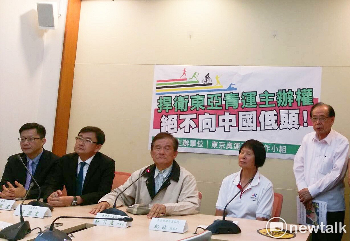 立法委員黃國書、張廖萬堅今天召開「捍衛東亞青運主辦權，絕不向中國低頭!」。 圖／陳佩君攝