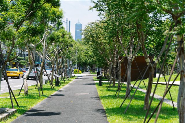 《人行道景觀空間》種植了象徵誠信與承諾的九芎樹，每年七、八月綻放的九芎花將陪伴走過災難記憶的人們，與隨風飄散落地生根的種子，堅強地昂首未來。 圖：高雄市文化局/提供
