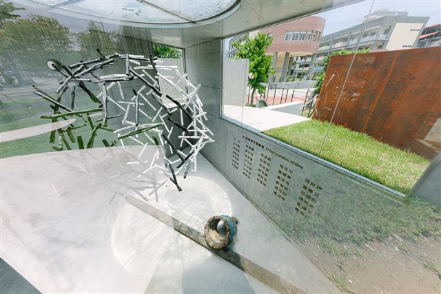 《時光迴音》藉自然光線與薄水，在仿氣爆扭曲的金屬管、自氣爆現場移入的輸送管及轉接閥上產生光影與水紋交織。 圖：高雄市文化局/提供