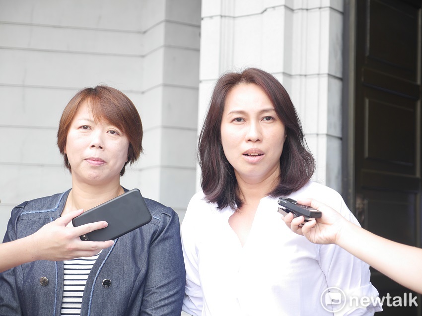 民進黨花蓮縣長參選人劉曉玫（右），在律師鄭文亭（左）、民進黨發言人林琮盛陪同下，到監察院告發審理傅崐萁五大官司的承審法官。 圖：聶良恩／攝