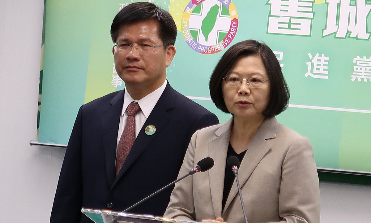 總統蔡英文（右）25日力挺台中市政府申覆東亞青年運動會活動。 圖：林朝億/攝