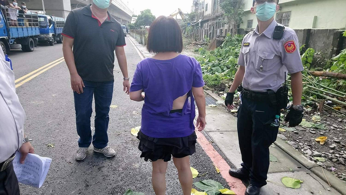 屏東縣議員蔣月惠日前因阻止公勇路拆除作業，上衣遭撕破。 圖 : 蔣月惠/提供