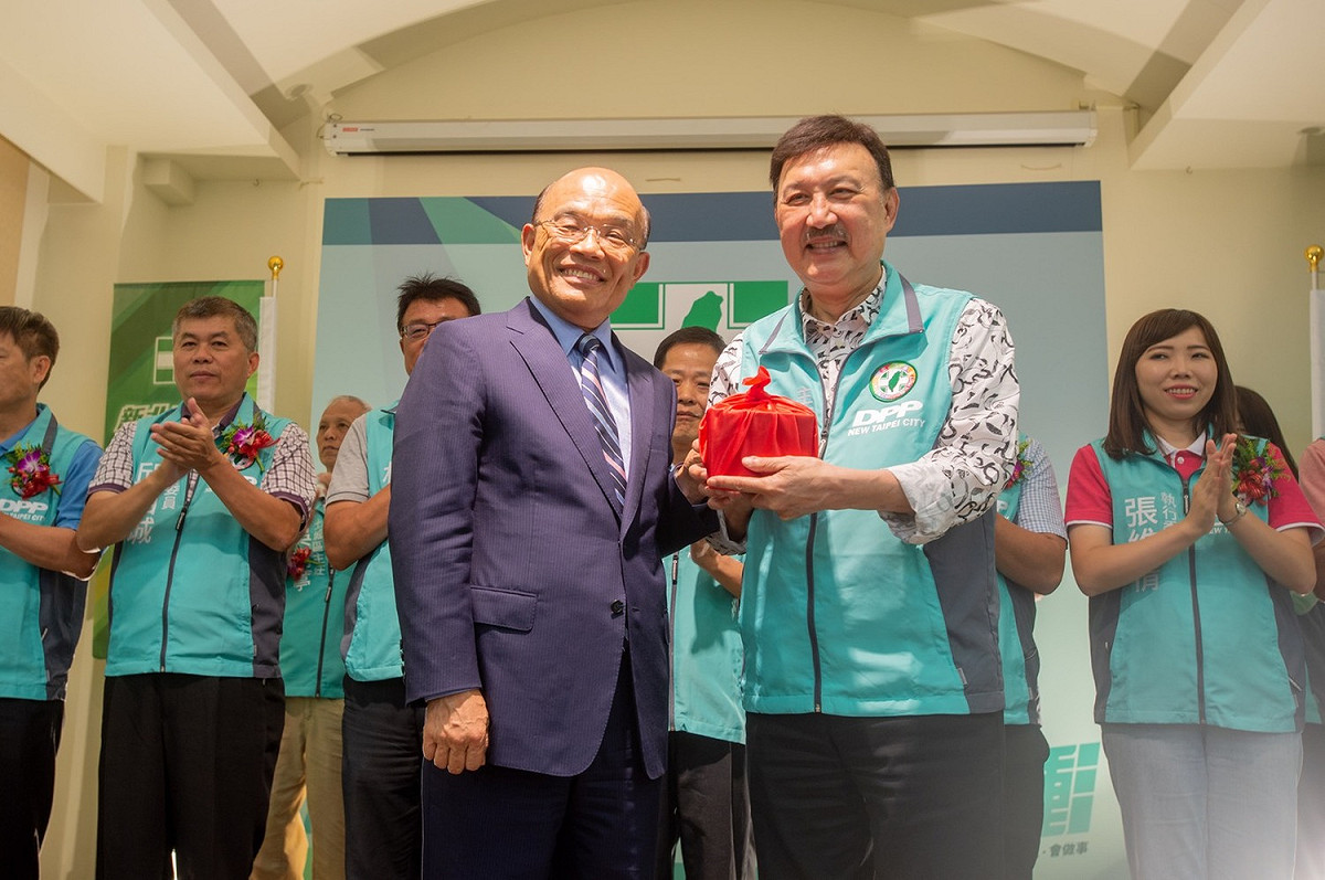 民進黨新北市長參選人蘇貞昌（前左）日前監交新北市黨部幹部就任，主委余天昨天在一場內部會議表示「蘇院長倘嘸當選，我就要下台。」 圖：蘇貞昌選辦提供