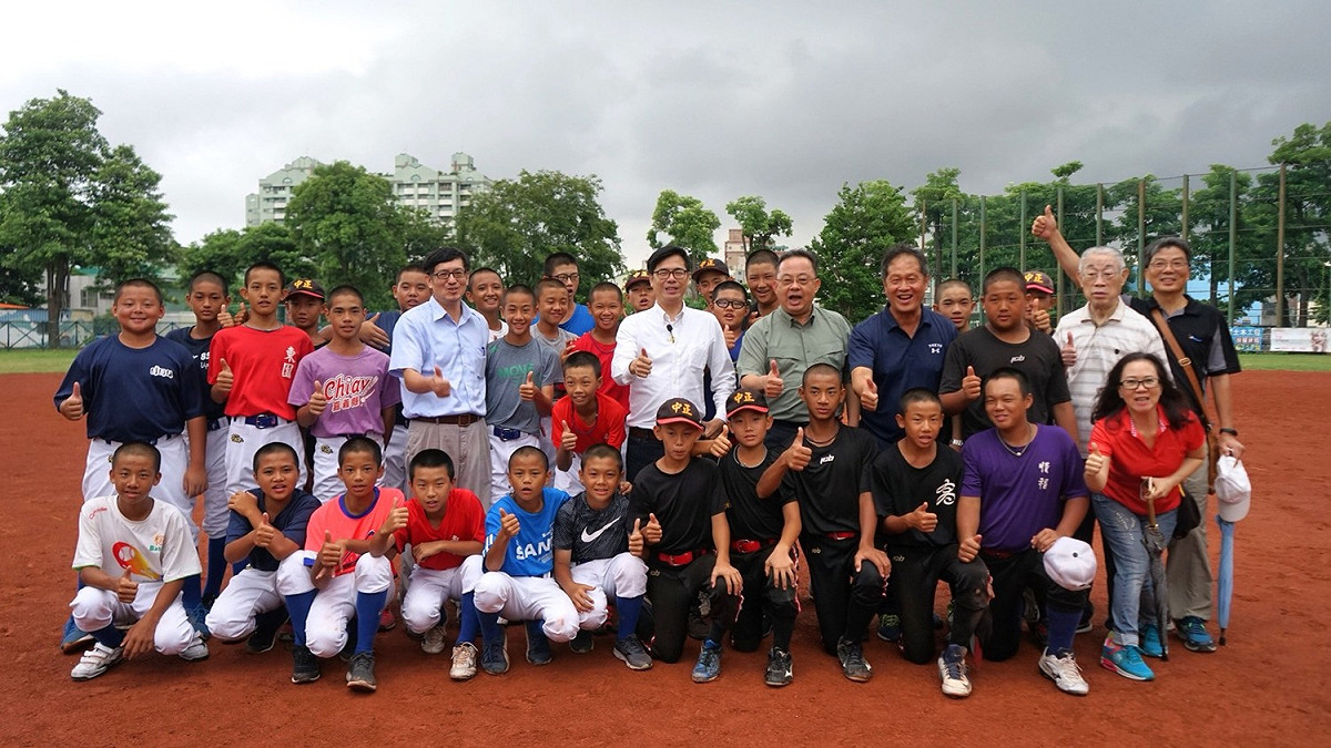陳其邁與小朋友合照。 圖：陳其邁辦公室提供