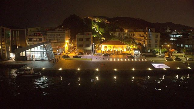 潮汐、波浪、歷史歲月在光影變化下，夜晚的哨船頭水岸更增添柔和浪漫氛圍
。圖／高雄市文化局提供 圖／高雄市文化局/提供