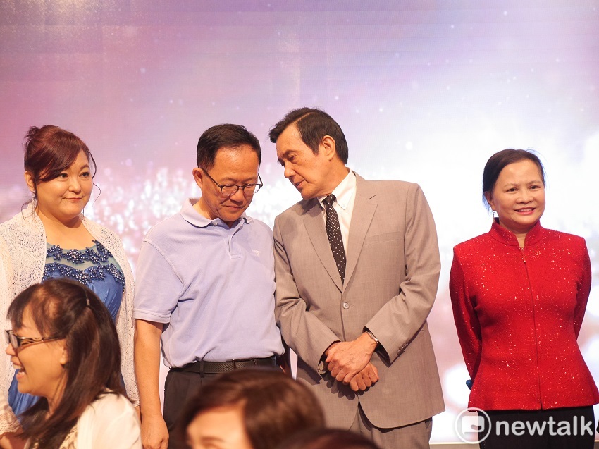國民黨台北市長參選人丁守中今（25）天晚間出席台北市工商婦女會挺丁守中後援會成立大會，前總統馬英九也現身力挺，為兩人首次同台造勢。 圖：聶良恩／攝
