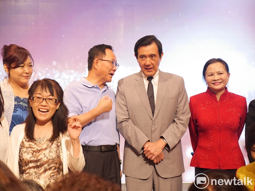 國民黨台北市長參選人丁守中今（25）天晚間出席台北市工商婦女會挺丁守中後援會成立大會，前總統馬英九也現身力挺，為兩人首次同台造勢。 圖：聶良恩／攝