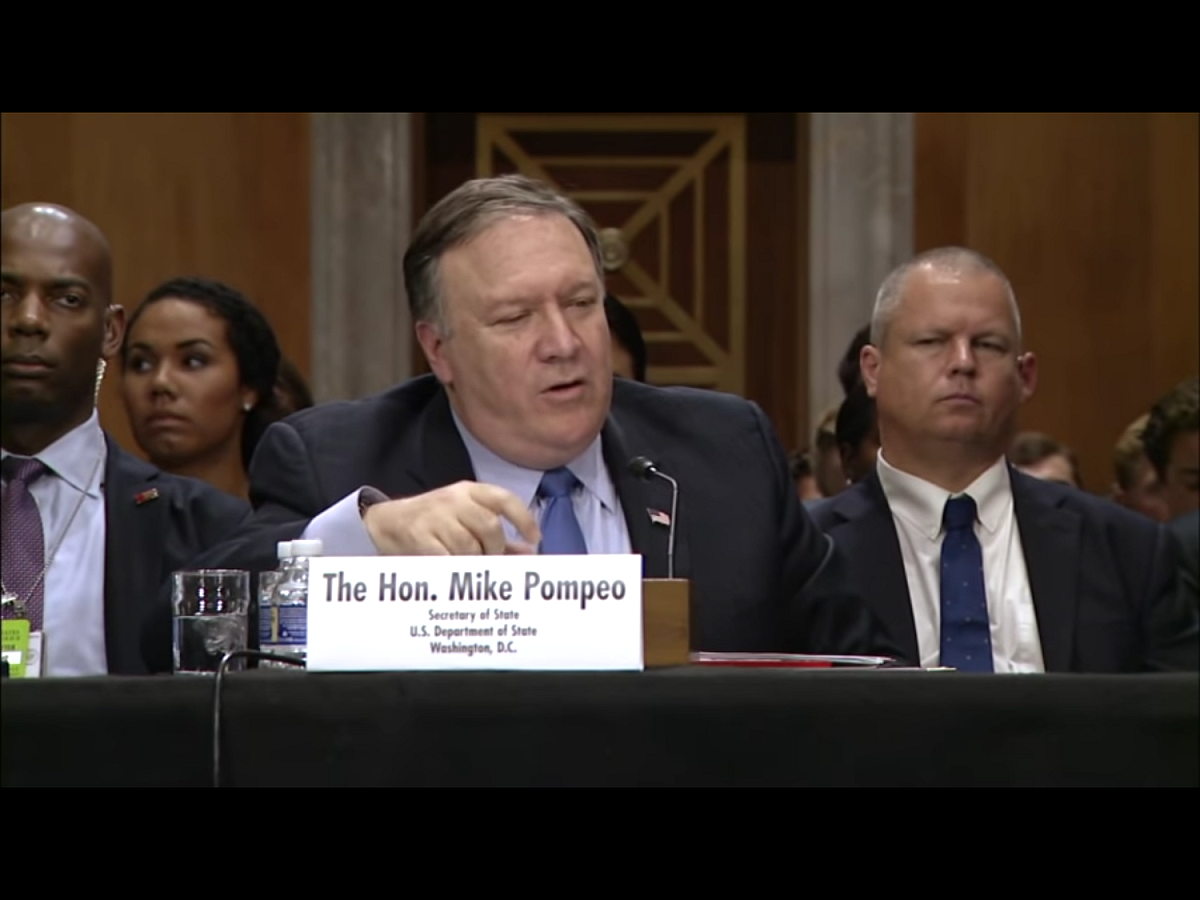 蓬佩奧（Mike Pompeo）赴聯邦參議院外交委員會聽證，被民主黨籍參議員馬基（Ed Markey）問到，北韓是否持續在製造核武器所需的材料時回答：「是的，那是正確的...是的，他們繼續生產可裂變物質。」 圖：翻攝自Youtube