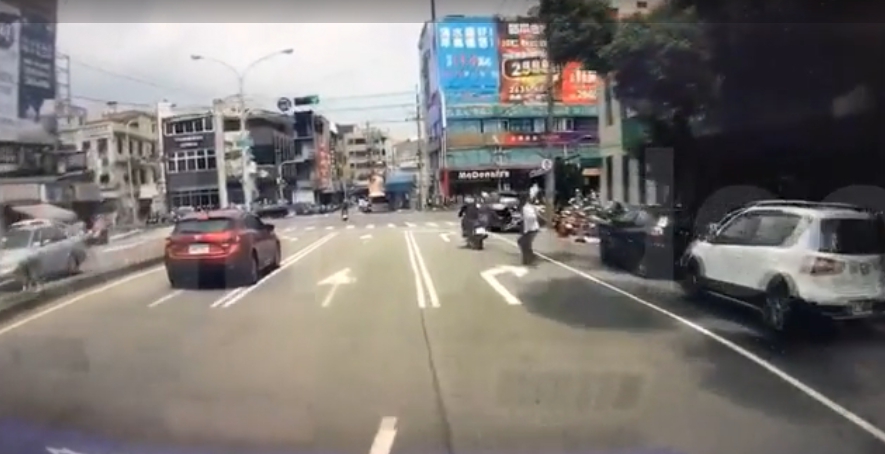 嫌犯搶劫完騎車逃逸，有行員追打出來。 圖：翻攝畫面