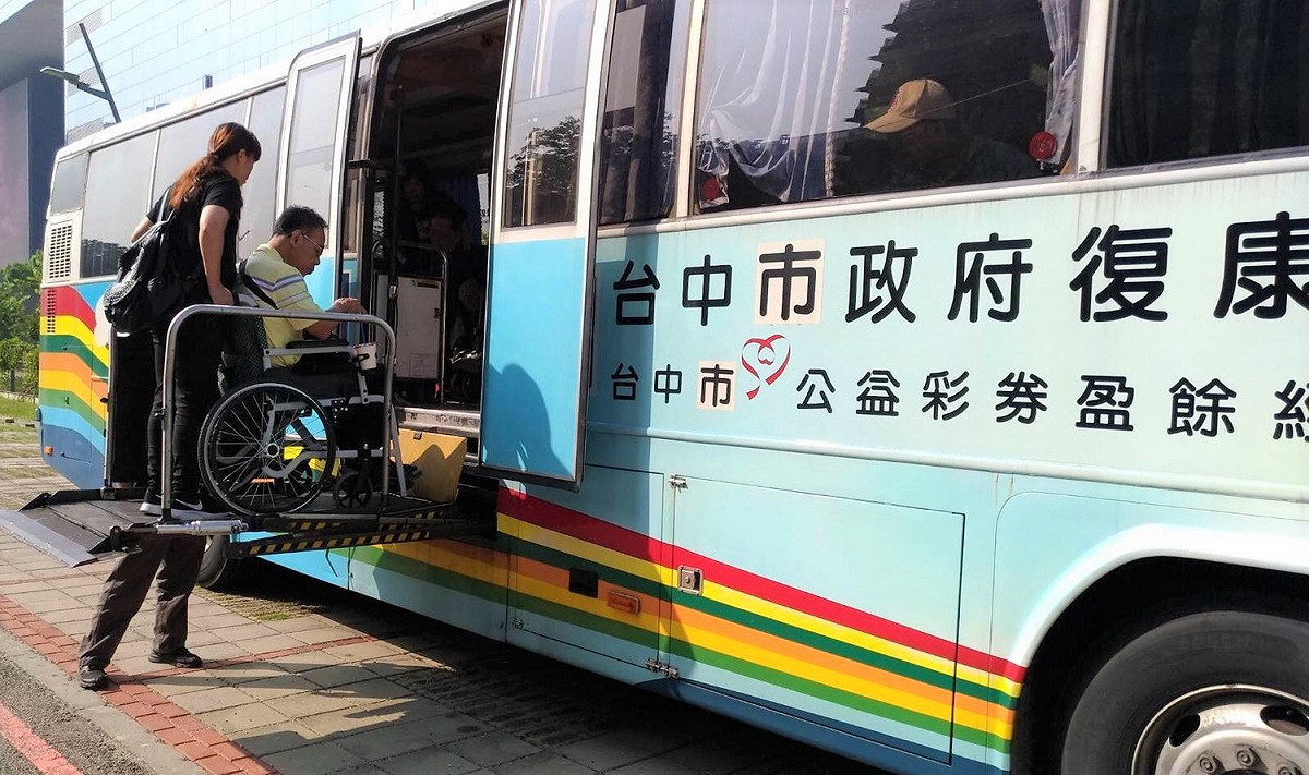 台中市政府社會局今(26)日表示，為了讓身心障礙朋友及陪同者更方便參觀花博，有提供復康巴士接送服務。 圖：台中市社會局/提供