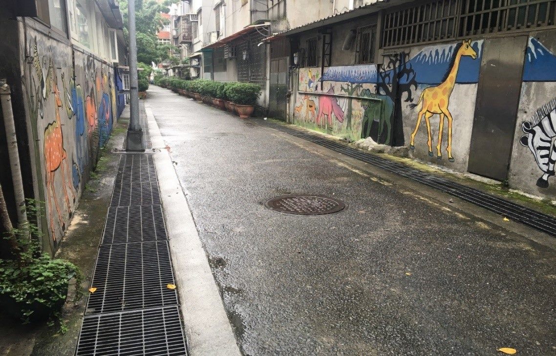 台北市政府正建設污水下水道系統，使原本狹窄潮濕幽暗的後巷改造成乾淨、明亮的生活空間。 圖：台北市工務局提供