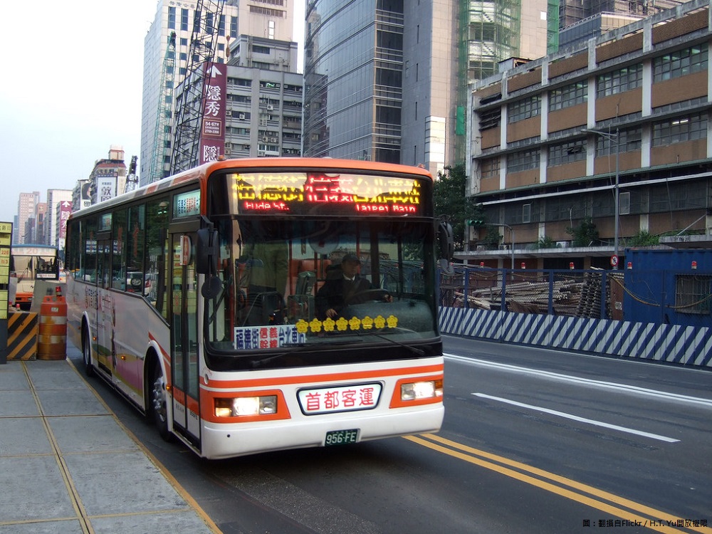 根據公共運輸處統計共16線幹線公車運量與去年同期相較，日運量成長約5%，每日增加近萬人搭乘使用，顯示幹線公車運量逐年提升。 圖：翻攝自Flickr／H.T. Yu開放權限
