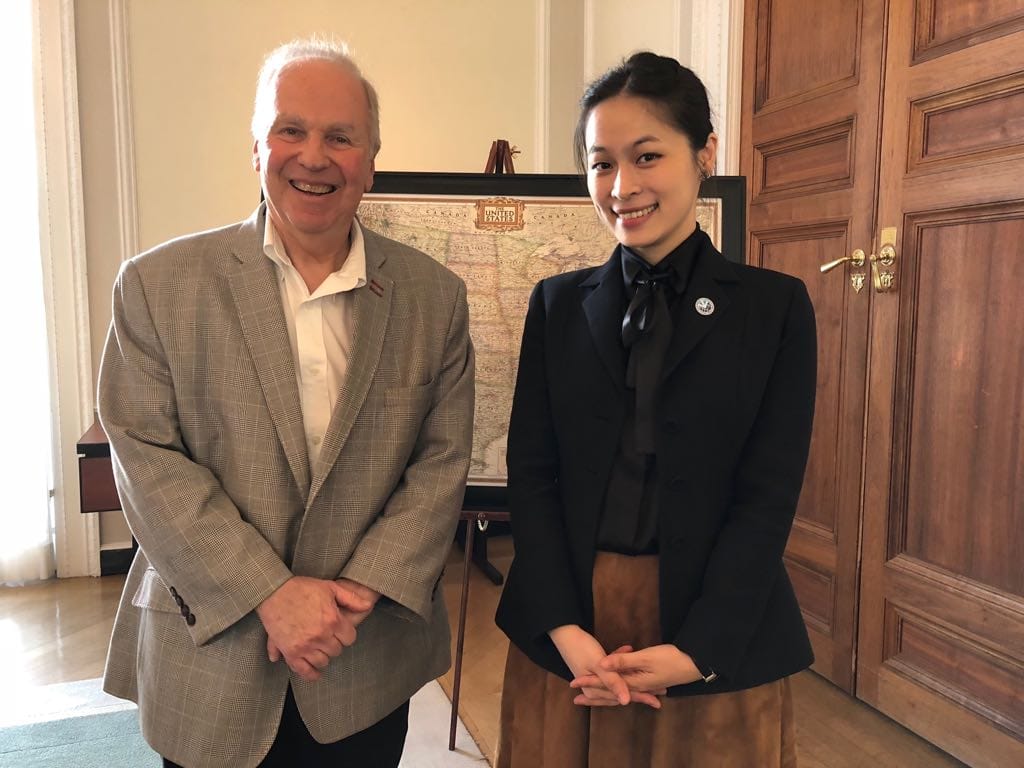女人迷共同創辦人暨執行長張瑋軒(右)登上美國國務院直播。 圖：女人迷/提供