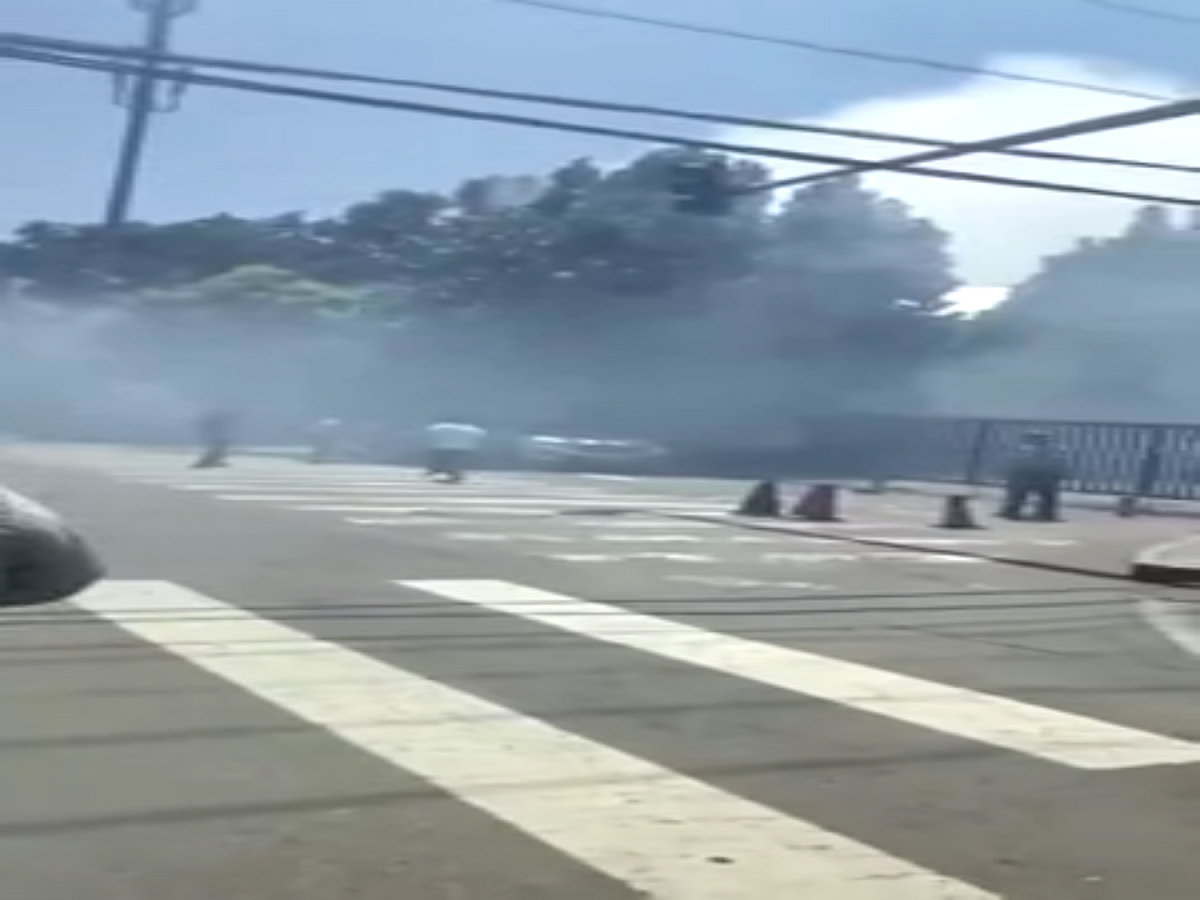目擊者聲稱，事故起因是一名男子企圖對大使館投擲爆裂物，怎知沒丟成功反而炸傷自己，一輛警車也遭到波及，目前當局已將大使館四周街道封鎖。 圖：翻攝自Youtube