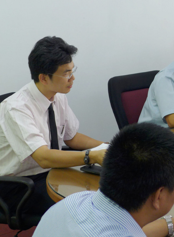花蓮地檢察署檢察官林俊佑（左）疑不滿就讀幼稚園的女兒被同學欺負，帶員警到幼兒園嚴厲質問小朋友，並要求刑警取監視畫面指認，地檢署獲知將他提起公訴，並將召開檢察官職務評定審議會，決議是否將林俊佑移送檢察官評鑑。 圖 : 中央社翻攝