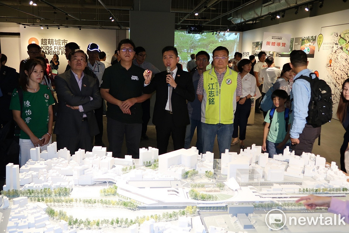 新竹市長林智堅26日親自導覽民進黨中央黨部員工參訪「新竹300博覽會」。 圖：林朝億/攝