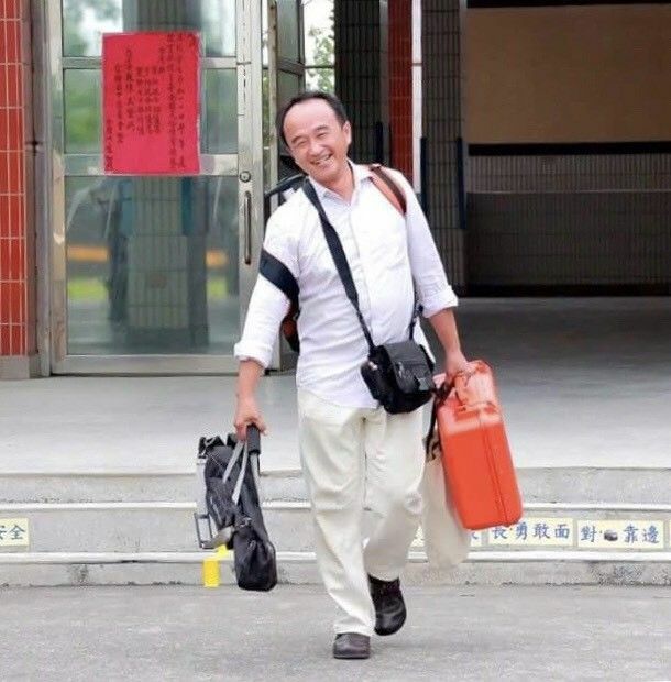 為了留下美好影像及聲音，李孟哲經常背著大大小小裝備。 圖：取自李孟哲臉書