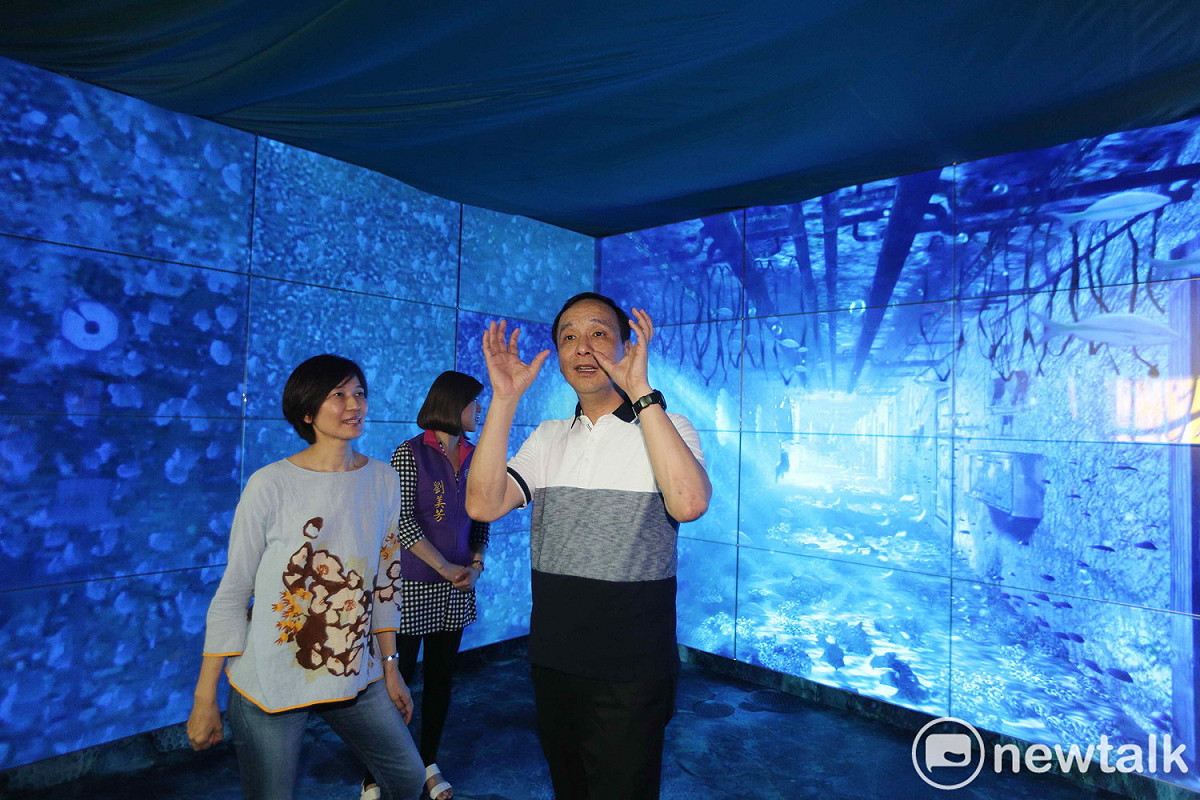 十三行博物館長陳春蘭向朱立倫介紹「2018新北市兒童藝術節」的《海洋魔立方》，展示720度海洋立體環景。 圖：王峻昌/攝