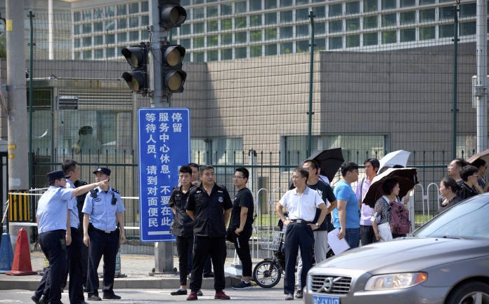 今天下午兩點，大陸北京朝陽區的美國大使館發生爆炸。 圖：翻攝微博