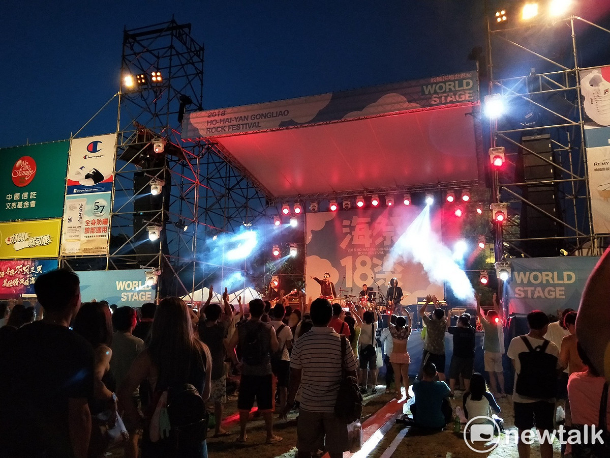 2018貢寮海洋音樂祭今(28)來到第二天，今年首度有3大舞台同場狂歡一整天，其中「跨國拼場世界台」，邀請共計15個樂團登台演出。 圖：張家綺／攝