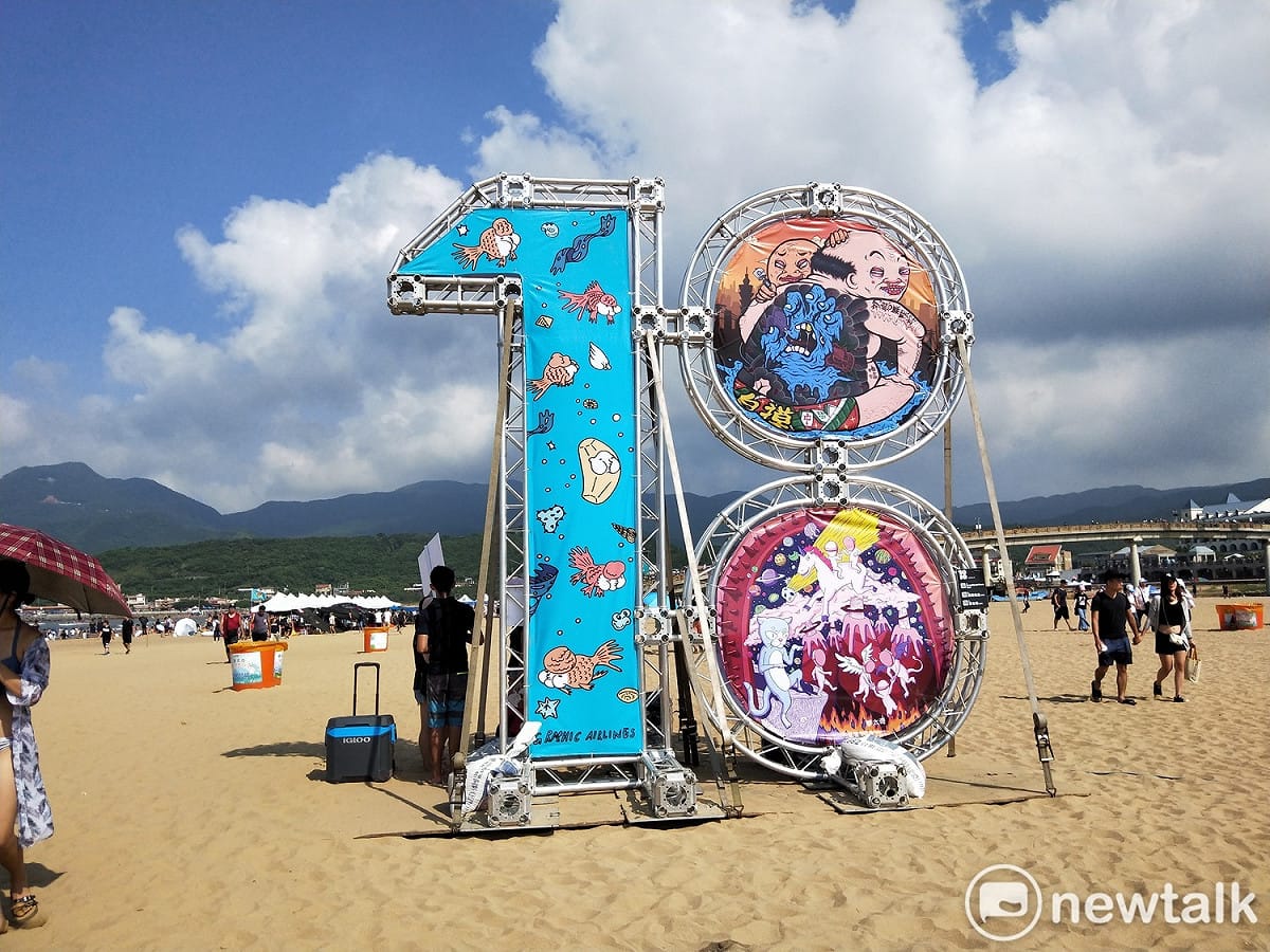 海祭18的招牌，也成為到現場的人一項打卡熱點。 圖：張家綺／攝