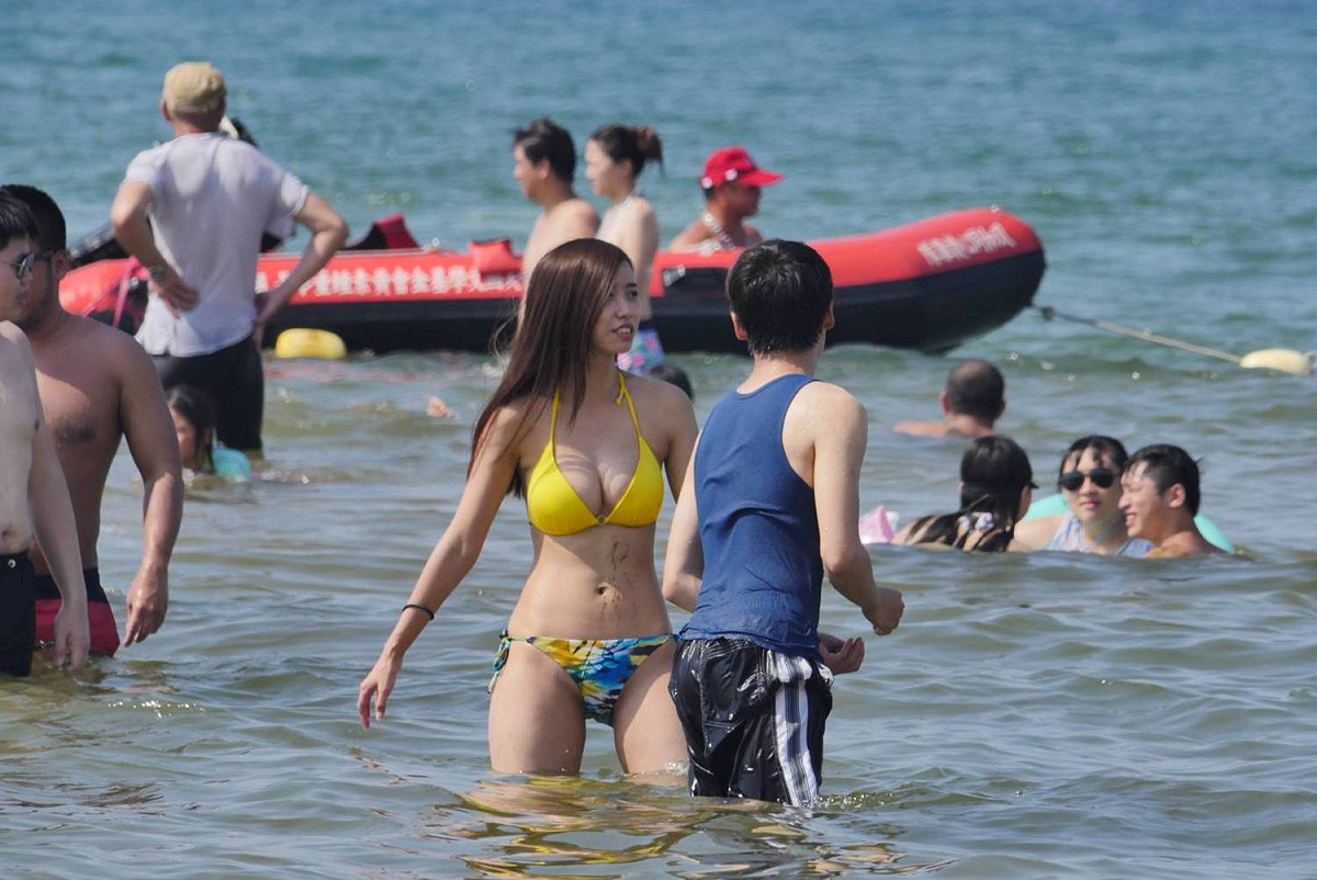 海水浴場也有許多穿著火辣比基尼的人在享受沁涼海水！ 圖：新北市觀旅局提供