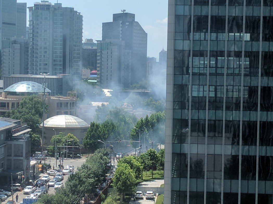 北京市公安局今天下午通報美國大使館外爆炸案的說法，事後被大陸網民戲稱為「向美國拜年」；還有網民讚嘆官方說法足以證明，漢語真是「博大精深」。 圖 : 翻攝自網路