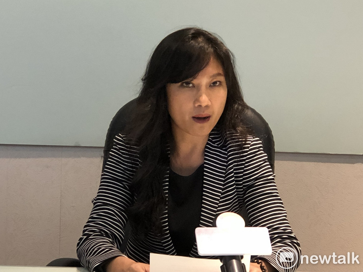 行政院發言人Kolas今（27）日接受訪問時表示，發言人的角色像「翻譯機」，把複雜的政策翻譯、簡化，傳遞給人民。 圖：謝莉慧/攝