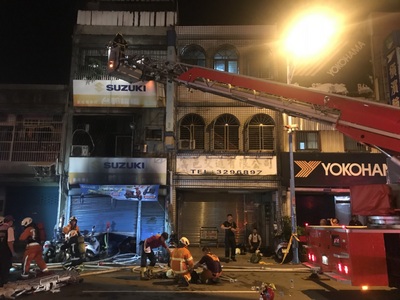 桃園市龜山鄉萬壽路二段一間透天厝，26日深夜發生火警，警消獲報到場救援，陸續從屋內救出6人，其中5人分別受到輕重傷，1人失去生命跡象，緊急送醫急救。 圖：中央社